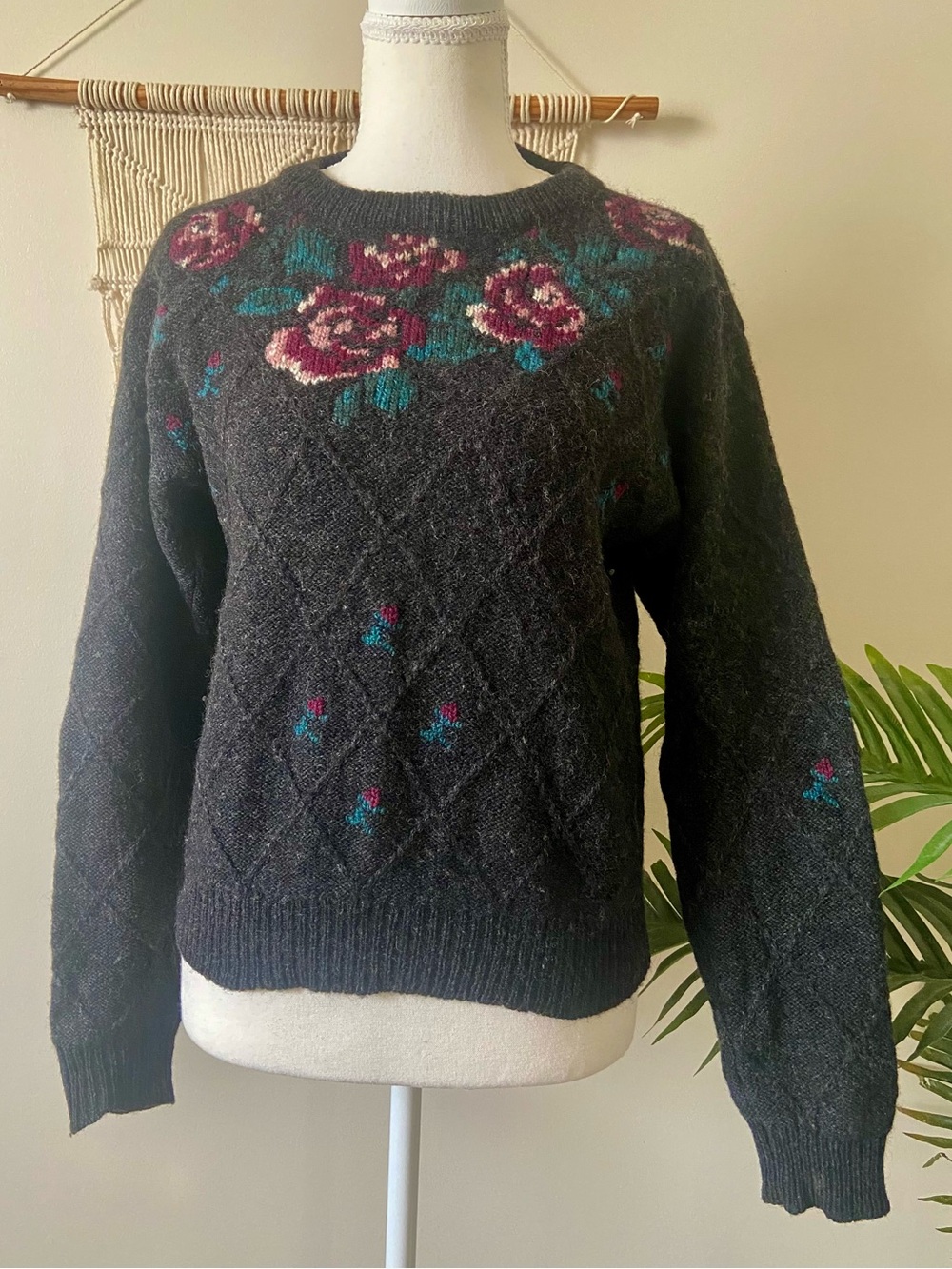 Vintage Woolrich Woman 100% Wool Floral Rose Knit Sweater Gray Small Grandmacore